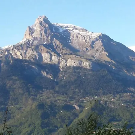 En Rez De Jardin Clos Face Au Mont Blanc